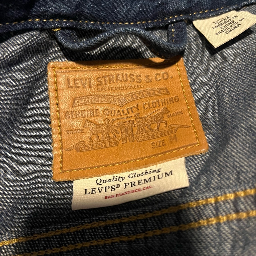 Women'sLevi's Denim Cropped Jacket - Blue - Picture 3 of 4